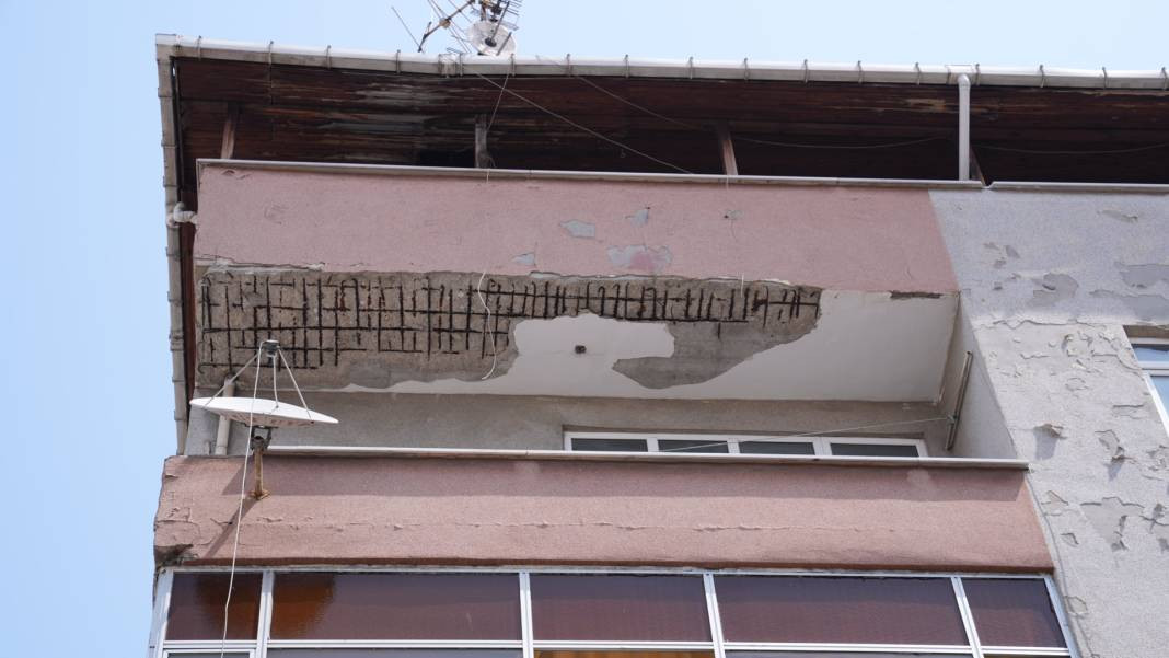 Bahçelievler'de faciadan dönüldü! Sıvalar döküldü 5 katlı bina boşaltıldı - Resim: 15